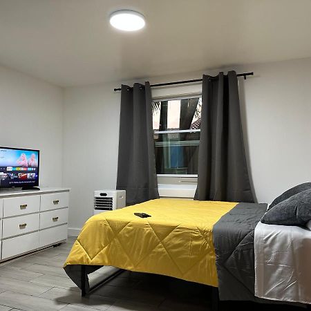 Serene Full Bed With 50 Inch Smart Tv, Netflix, Airplay, Mini-Fridge, And 500 Mbps Wifi Near Fiu, Dolphin Mall, Airport ميامي المظهر الخارجي الصورة
