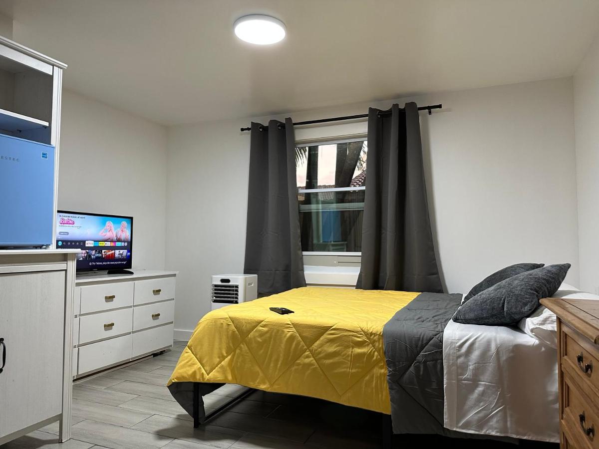 Serene Full Bed With 50 Inch Smart Tv, Netflix, Airplay, Mini-Fridge, And 500 Mbps Wifi Near Fiu, Dolphin Mall, Airport ميامي المظهر الخارجي الصورة